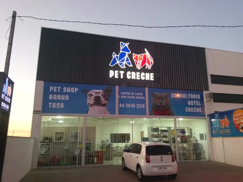 Fachada da Pet Creche no fim da tarde